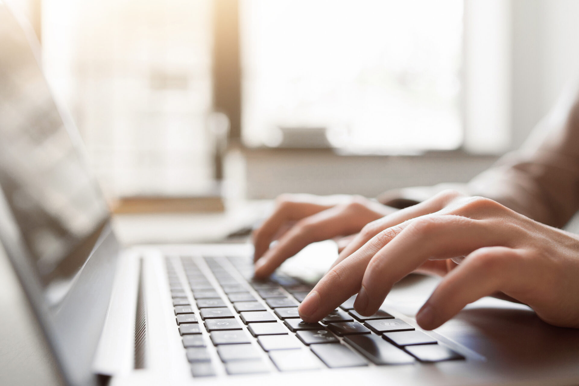 personne qui passe du temps sur son ordinateur qui réalise un site éco-conçu